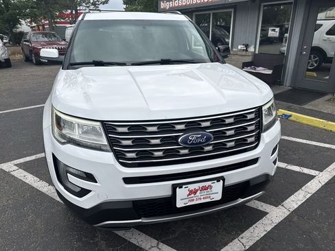 Used 2017 Ford Explorer XLT w/ Equipment Group 201A AWD/4WD image 12