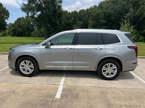 Used 2025 Cadillac XT6 Luxury FWD image 2