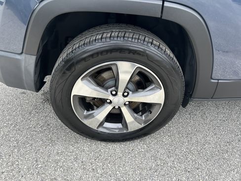 Certified 2019 Jeep Cherokee Limited AWD/4WD image 12