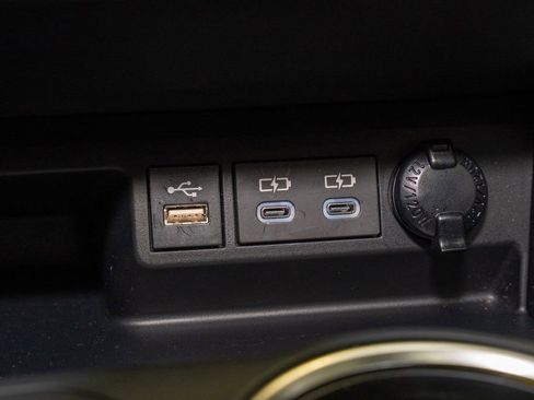 Used 2025 Toyota Highlander XLE image 18