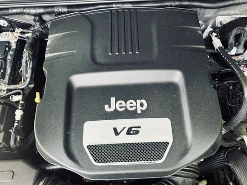 Used 2014 Jeep Wrangler Unlimited Sahara w/ Dual Top Group AWD/4WD image 5