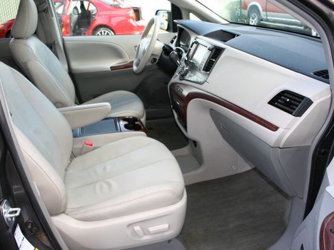Used 2014 Toyota Sienna XLE image 23