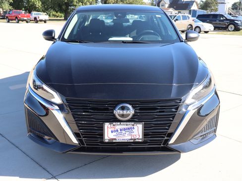 Used 2024 Nissan Altima 2.5 SV image 2