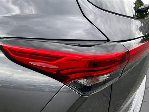 Used 2021 Toyota Highlander XLE AWD/4WD image 29