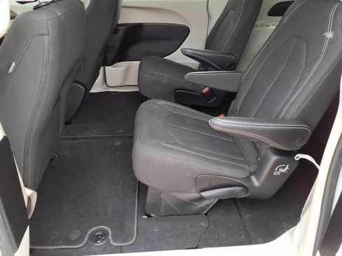 Used 2023 Chrysler Voyager LX image 21