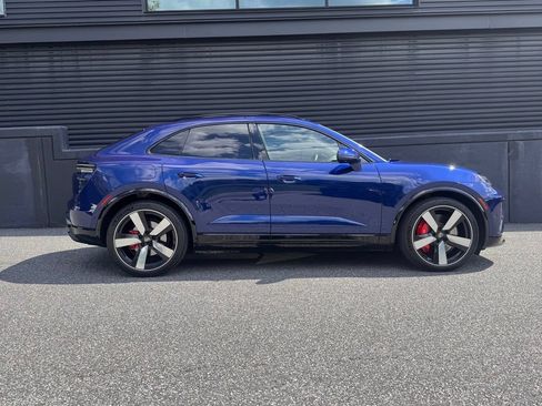 Certified 2025 Porsche Macan Turbo Electric AWD/4WD image 11