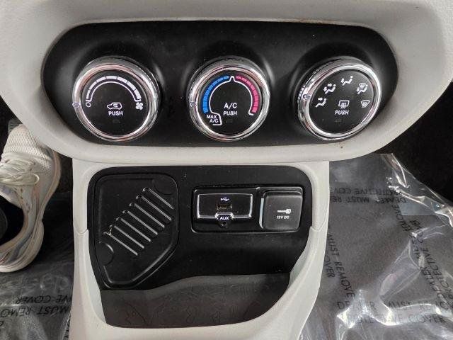 Used 2016 Jeep Renegade Latitude FWD image 23