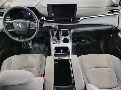 Used 2025 Toyota Sienna LE image 6