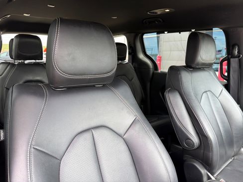 Used 2025 Chrysler Pacifica Select image 34