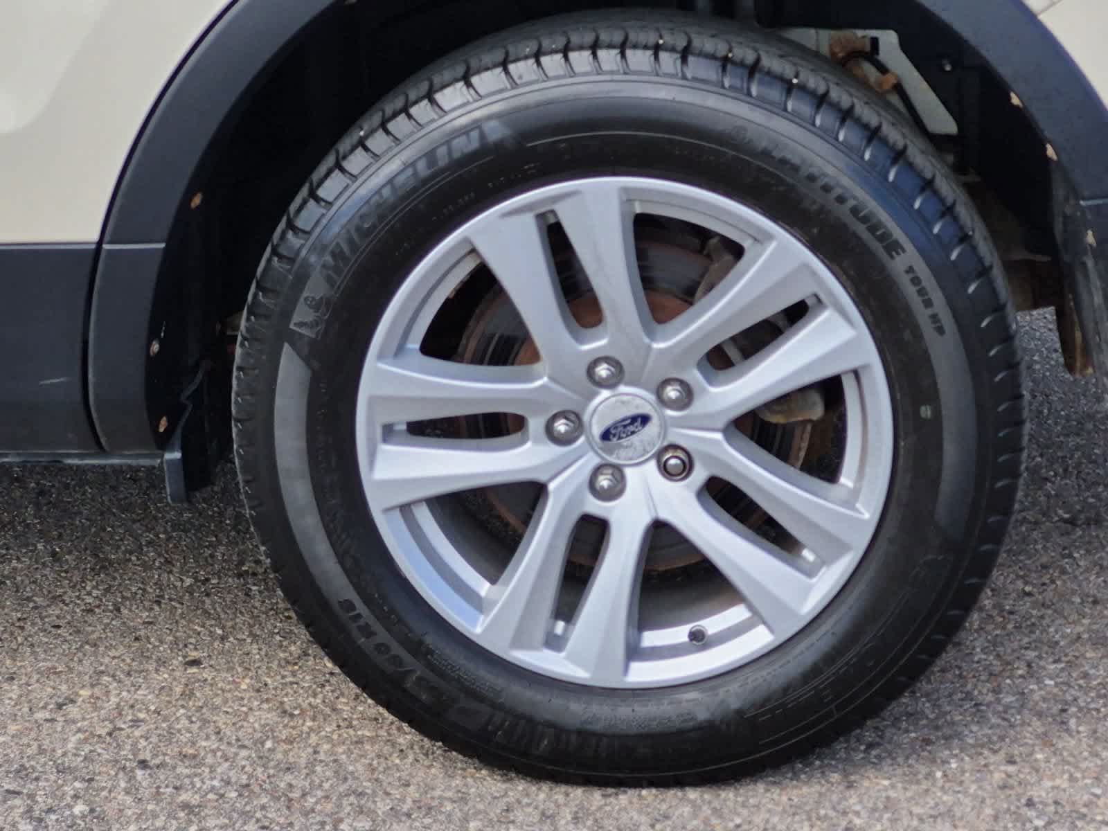 Used 2018 Ford Explorer XLT w/ Equipment Group 202A AWD/4WD image 14