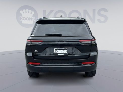 Used 2024 Jeep Grand Cherokee Altitude AWD/4WD image 5