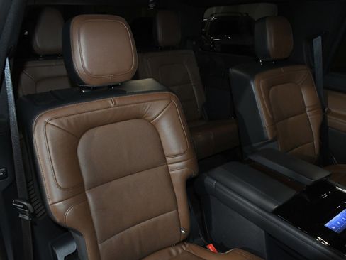 Used 2023 Lincoln Navigator Reserve image 18