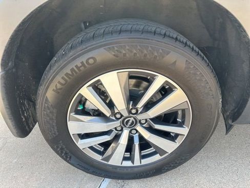 Used 2023 Nissan Pathfinder SL w/ Lighting Package (N92) FWD image 10