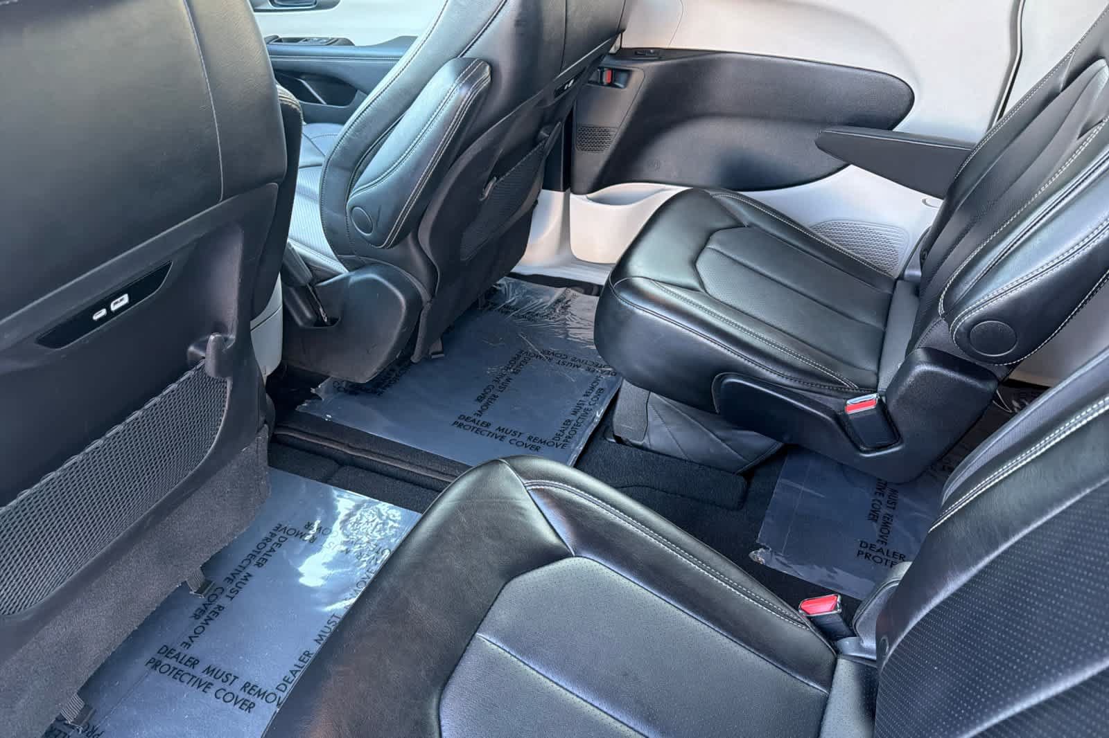 Used 2024 Chrysler Pacifica Touring-L FWD image 4