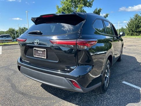 Used 2024 Toyota Highlander XLE FWD image 13