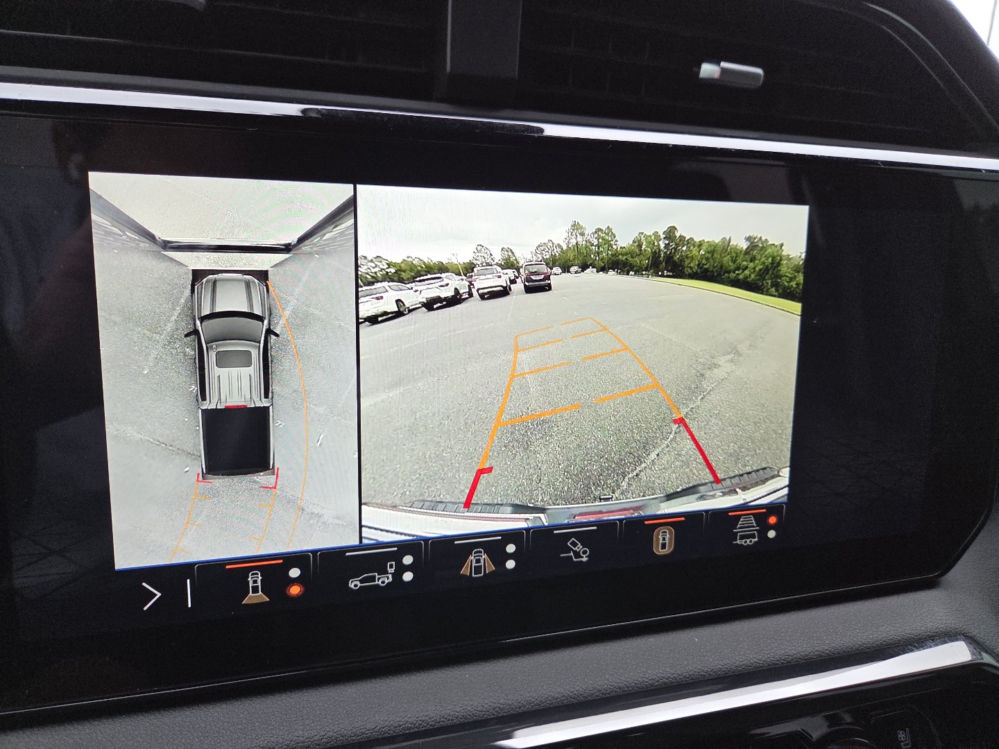 Used 2025 GMC Sierra 1500 AT4 w/ Technology Package AWD/4WD image 9