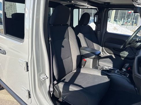 Used 2022 Jeep Gladiator Willys image 24