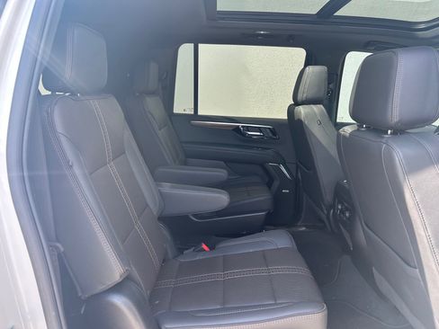 Used 2025 Chevrolet Suburban High Country image 23