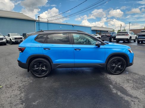 Used 2025 Volkswagen Taos SE AWD/4WD image 9