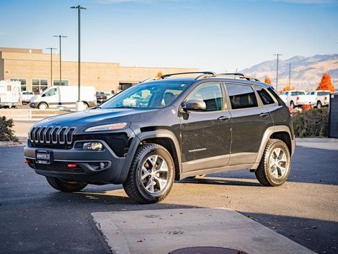 Used 2018 Jeep Cherokee Trailhawk w/ Cold Weather Group image 11