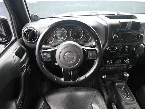 Used 2014 Jeep Wrangler Unlimited Sahara image 20