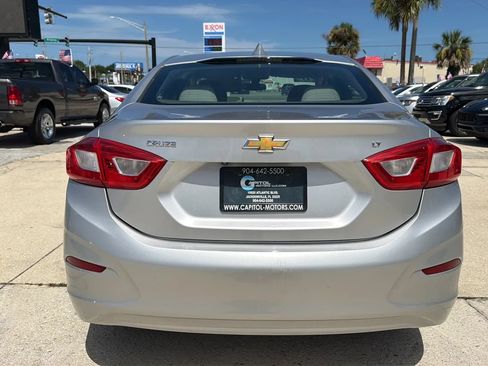 Used 2017 Chevrolet Cruze LT FWD image 4