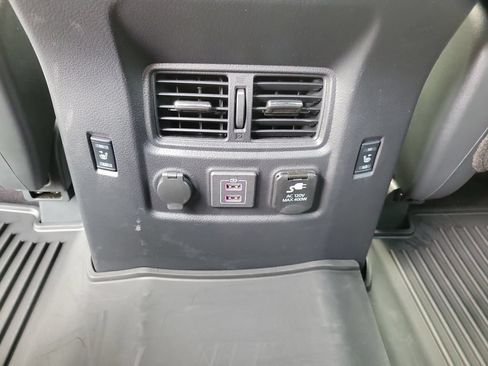 Used 2023 Nissan Titan PRO-4X w/ Pro-4x Convenience Package AWD/4WD image 15