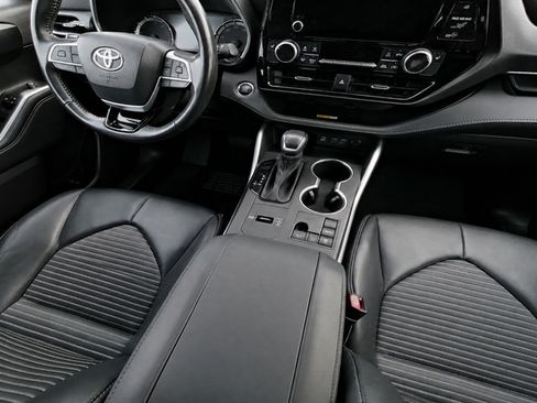 Used 2023 Toyota Highlander XSE FWD image 12