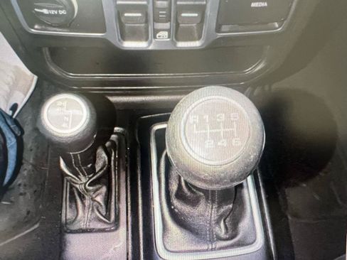 Used 2018 Jeep Wrangler Unlimited Sport S AWD/4WD image 16