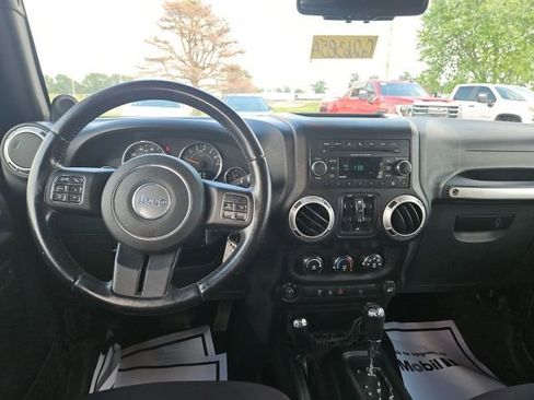 Used 2013 Jeep Wrangler Unlimited Sahara w/ Connectivity Group AWD/4WD image 15