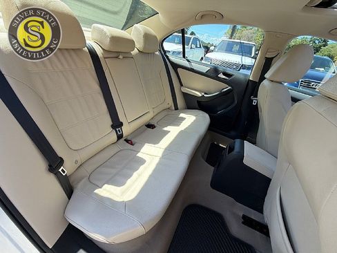 Used 2011 Volkswagen Jetta SEL FWD image 18
