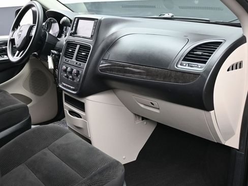 Used 2018 Dodge Grand Caravan SE w/ UConnect Hands-Free Group image 31