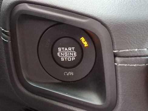 Used 2025 Jeep Wrangler Unlimited Sahara image 23