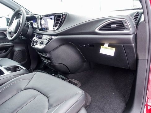 New 2026 Chrysler Pacifica Select image 10