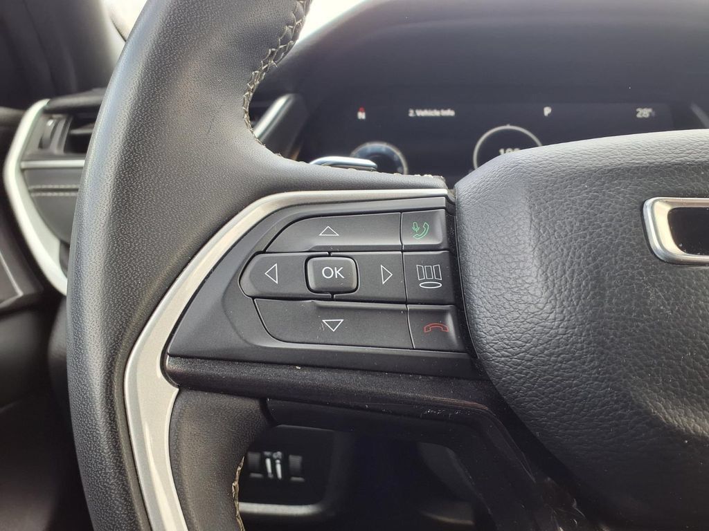 Used 2023 Jeep Grand Cherokee Altitude AWD/4WD image 12
