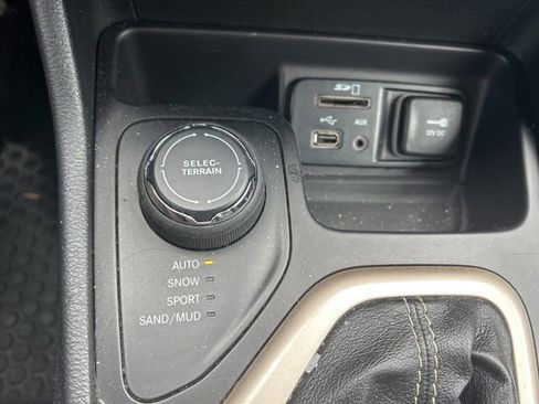 Used 2015 Jeep Cherokee Latitude w/ Cold Weather Group AWD/4WD image 23