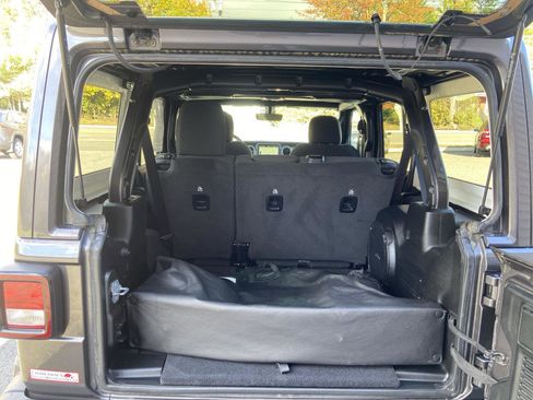 Used 2020 Jeep Wrangler Unlimited Sahara image 29