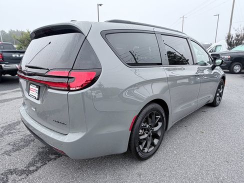 Used 2025 Chrysler Pacifica Limited FWD image 6