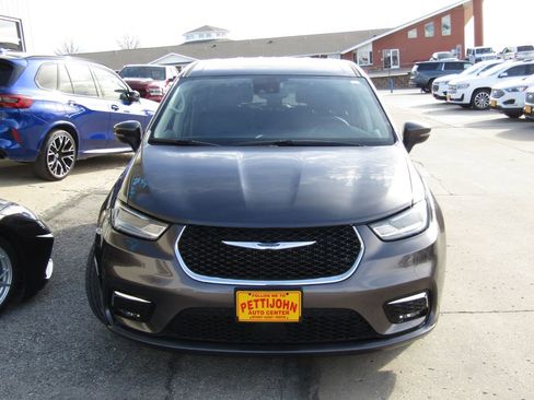 Used 2023 Chrysler Pacifica Touring-L image 13