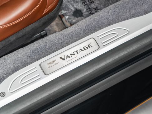 Used 2020 Aston Martin V8 Vantage Coupe RWD image 31