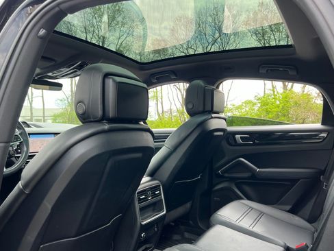 Certified 2023 Porsche Cayenne Coupe AWD/4WD image 23