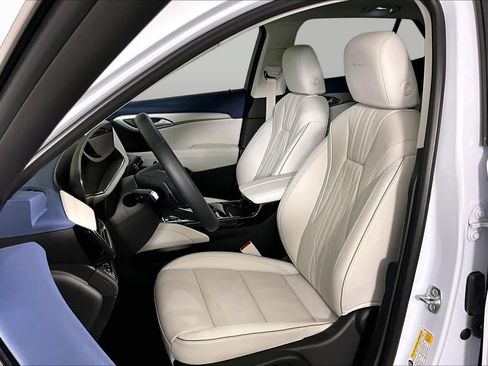 Used 2025 Buick Envision Avenir AWD/4WD image 8