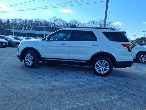 Used 2018 Ford Explorer XLT w/ Equipment Group 202A image 4