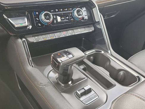 Used 2023 GMC Sierra 1500 AT4 w/ AT4 Premium Package AWD/4WD image 17
