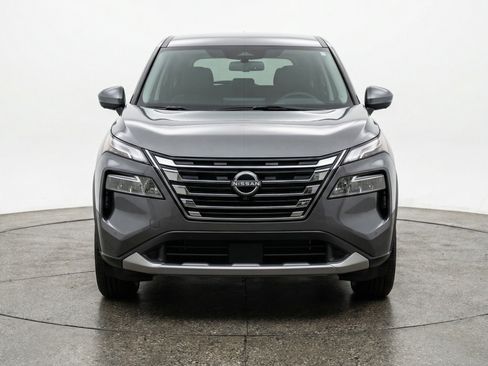 Used 2025 Nissan Rogue SV FWD image 2
