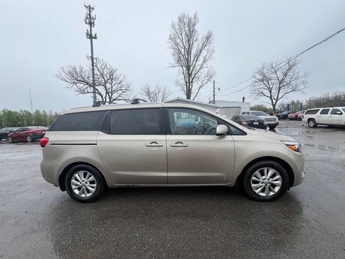 Used 2016 Kia Sedona LX w/ Option Group 020 FWD image 4