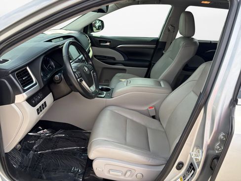 Used 2019 Toyota Highlander Limited Platinum AWD/4WD image 9