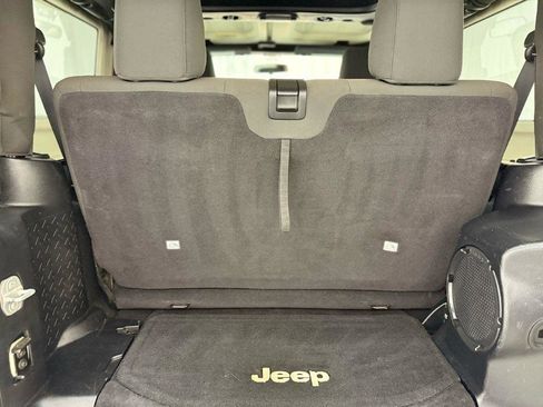 Used 2011 Jeep Wrangler Sahara w/ Connectivity Group AWD/4WD image 21
