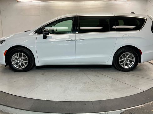Used 2024 Chrysler Pacifica Touring-L FWD image 2