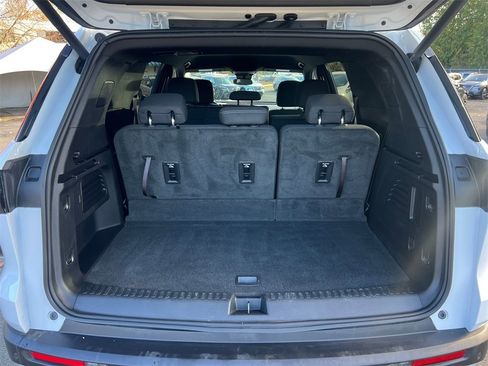 Used 2024 Chevrolet Traverse LT image 11
